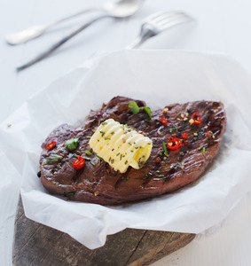 Steak ze srnky marinovaný v šípku a červeném víně