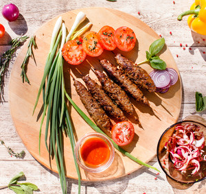 Krůtí kebab na špejli s chutí zeleniny a bylinek