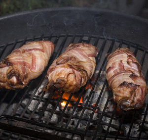 Grilovaná kuřecí prsa v anglické slanině s houbovou směsí