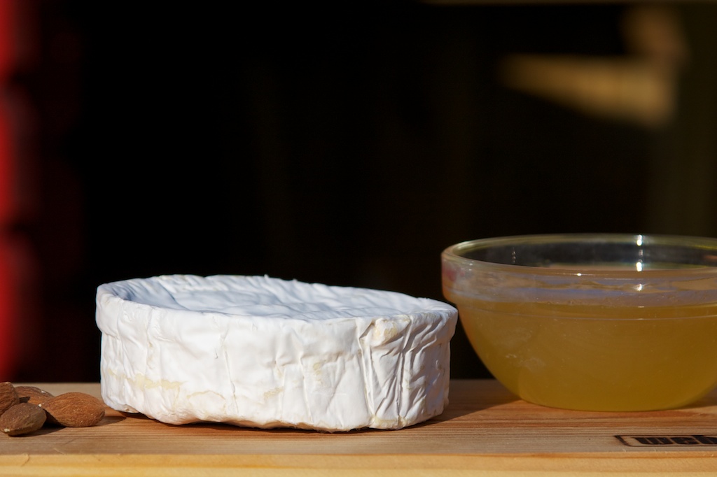 Sýr Brie s česnekem a pečenými paprikami na javorovém prkně